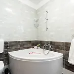 Luxury With Garden Jacuzzi And Wellness Apartman