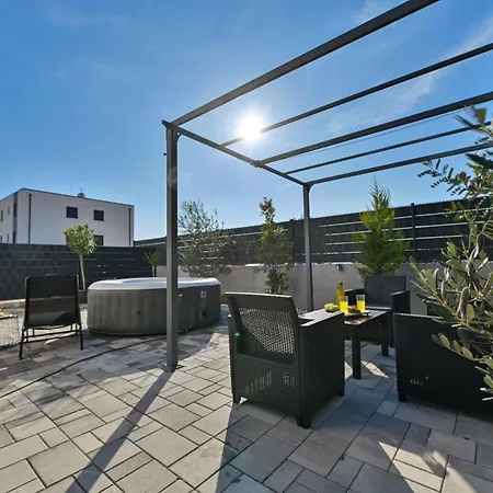 With 3 Bedrooms&jacuzzi On Rooftop