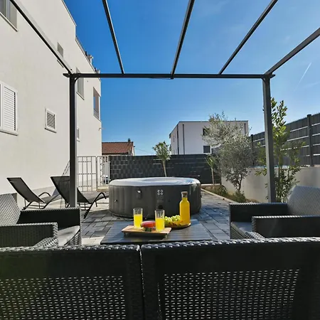 Luxury With Garden Jacuzzi And Wellness Apartment