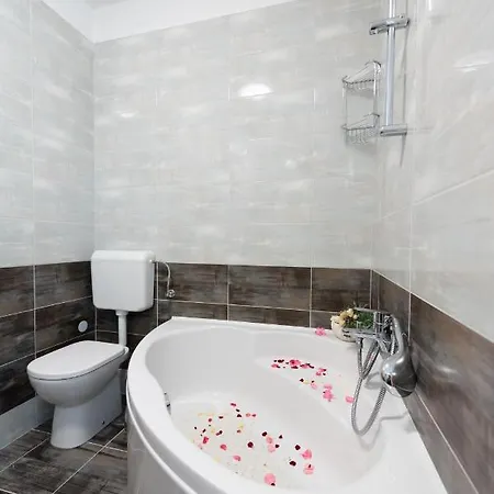 Luxury With Garden Jacuzzi And Wellness Apartment *