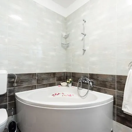 Luxury With Garden Jacuzzi And Wellness Apartment