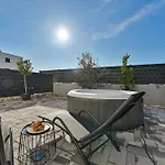 Luxury With Garden Jacuzzi And Wellness アパート *