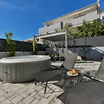 Luxury With Garden Jacuzzi And Wellness アパート *