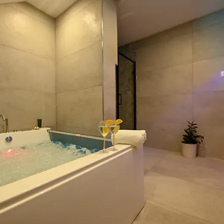 Luxury With Garden Jacuzzi And Wellness