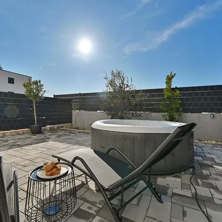 Luxury With Garden Jacuzzi And Wellness Apartment *