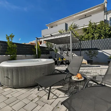 Luxury With Garden Jacuzzi And Wellness Apartment *